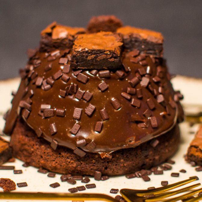 Se você é chocólatra, prepare o coração. Massa úmida, intensa e bem escura, coberta com uma camada generosa de chocolate cremoso que escorre deliciosamente pelos lados. Por cima, finalizamos com chuva de granulado e pedaços de brownie macio, que garantem ainda mais textura, sabor e aquela sensação de “meu Deus, que maravilha!”. É o tipo de sobremesa que não engana: é chocolate do começo ao fim. Denso, vibrante, irresistível. Uma experiência que faz qualquer momento ficar especial. Perfeito para quem não quer só um bolo – quer um evento chocolatudo. #bolo #chocolate #cenoura #doceria #doces #sobremesa