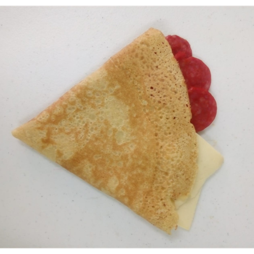 Crepa de peperoni con queso mozarella