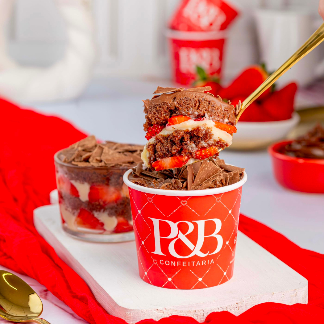 Massa de chocolate molhadinha na medida certa, recheio de Brigadeiro Branco com Morangos frescos, cobertura de Ganache de Chocolate Blend, finalizado com Raspas de Chocolate. Há mais de 4 anos o Bolo mais vendido aqui na P&B!