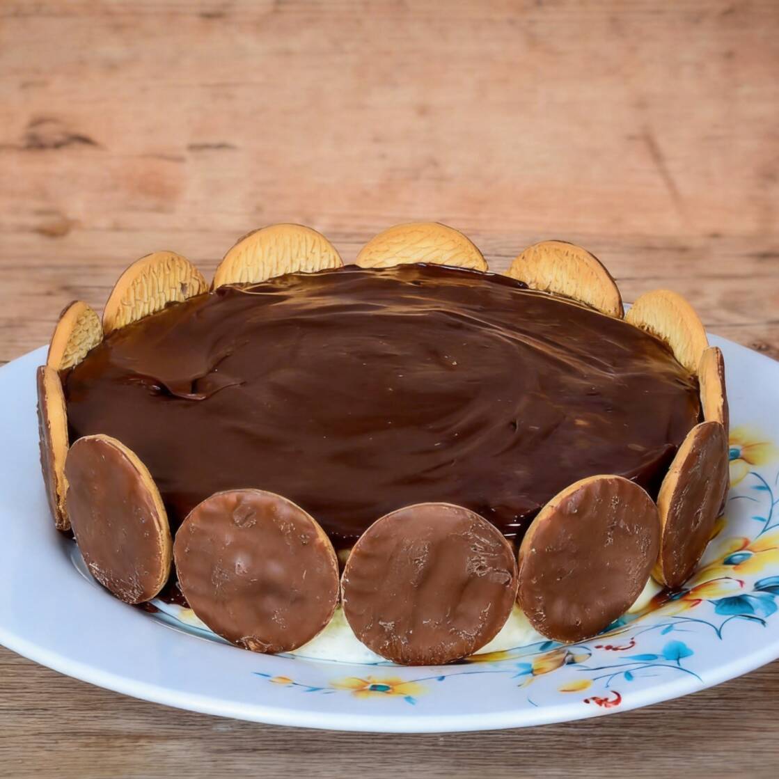 ase de biscoito, creme tipo holandês, coberto coberto com ganache, decorado com bolachas calipso.
1Kg. Serve de 6 á 8 fatias.