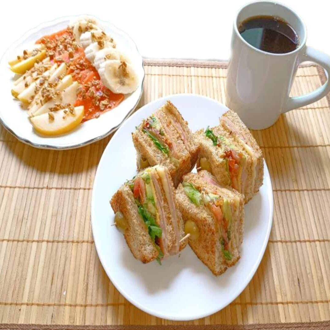 Sándwich Club + Cóctel de Frutas + Bebida.