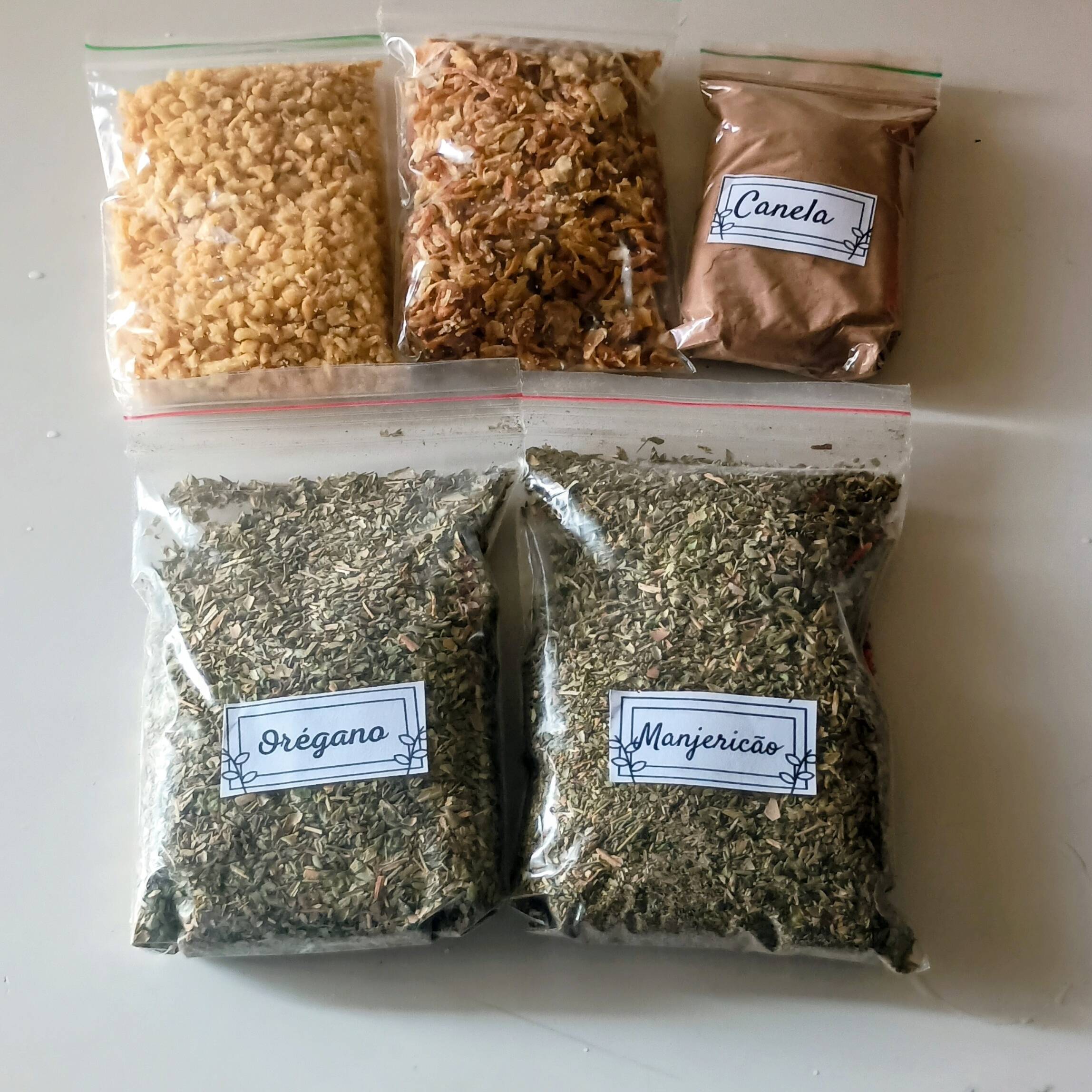 50 gr de cada produto: orégano, manjericão, alho frito, cebola frita, canela em pó. Sugestões: pizza de calabresa, pizza de marguerita, pizza de alho, pizza de banana com canela, pizza portuguesa.