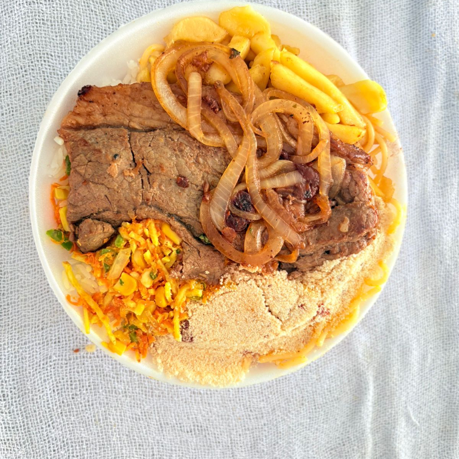 Quentinha completa e saborosa: arroz soltinho, feijão temperado, macarrão ao alho e óleo, farofa crocante, batata frita sequinha, salada fresquinha e maionese caseira. As opções de salada (maionese, salada de macarrão ou legumes) variam conforme a disponibilidade do Dia. Caso deseje retirar algum item, informe nas observações do pedido!