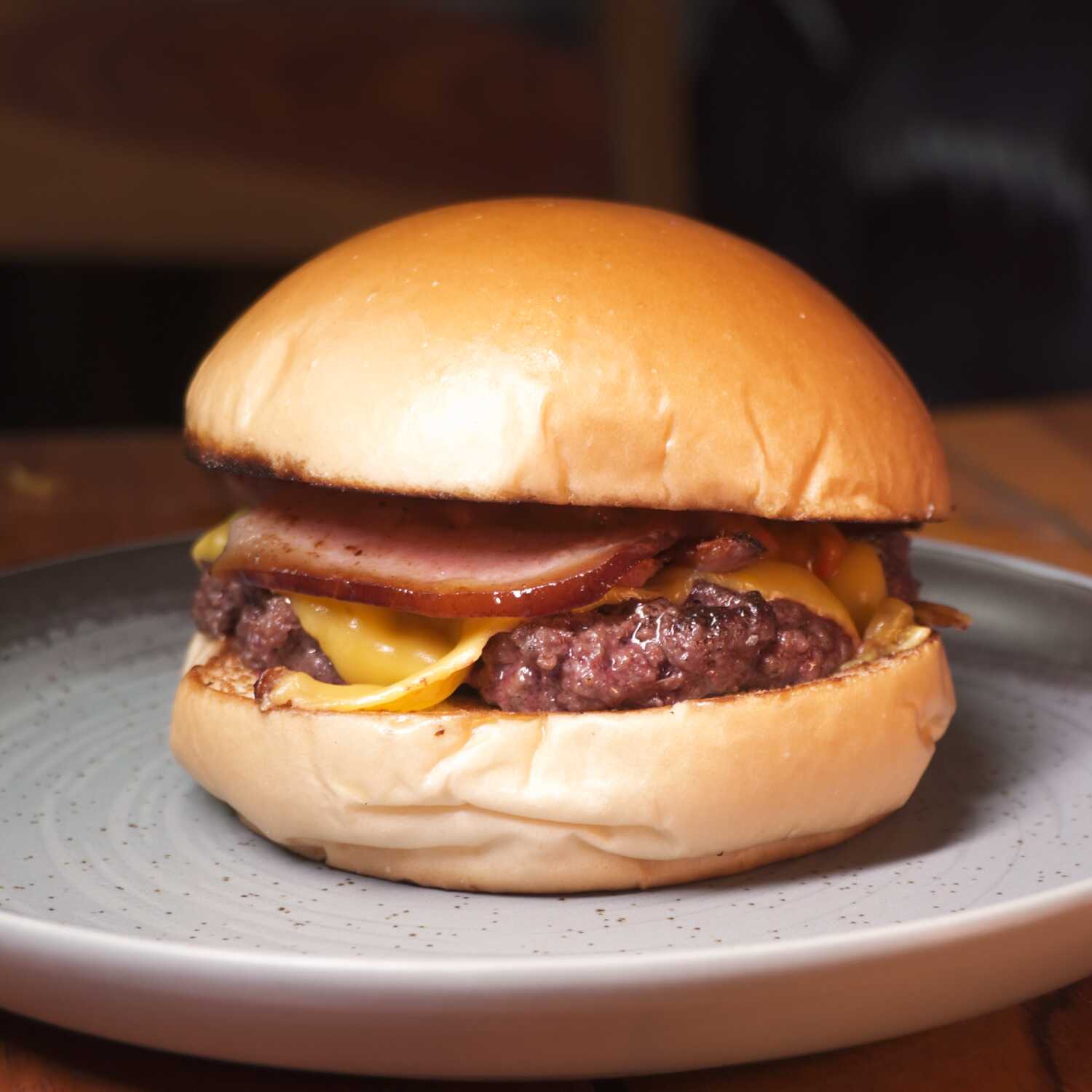 Pão, smash de 120g, cheddar cremoso, bacon crocante e molho de pimenta artesanal.