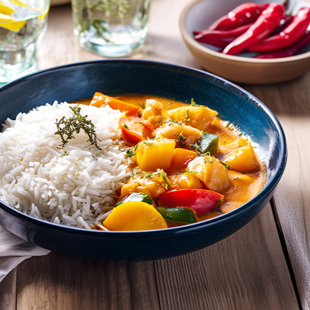 Um clássico da culinária brasileira que conquista pelo sabor e pela experiência única à mesa. A combinação do cação com o tempero marcante da moqueca e o arroz soltinho é um convite ao prazer gastronômico. Sabor autêntico: O leite de coco, o azeite de dendê e demais temperos criam um molho encorpado e irresistível, com respeito à tradição baiana. Acompanhamento perfeito: O arroz equilibra perfeitamente o sabor marcante da moqueca. Ingredientes selecionados: São utilizados peixes de alta qualidade, garantindo frescor, sabor e segurança alimentar. Tradição com toque caseiro: Nossa moqueca carrega o tempero da tradição e o carinho do preparo artesanal. Ideal para todos os momentos: Seja em um almoço especial, um jantar com amigos ou um Dia de celebração, a Moqueca com Arroz é sempre uma escolha que impressiona. Atenção: produto congelado, pronto para consumo. Descongele no micro-ondas em apenas 5 minutos e está pronto. Gostoso, prático e sem conservantes!