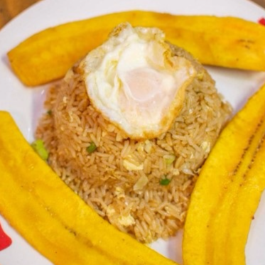 Arroz Chaufa con Huevo y Plátano Frito