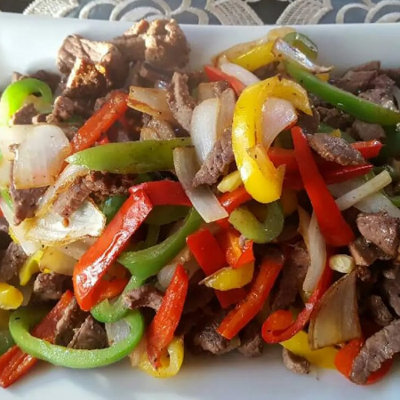 Bisteces Con Pimientos Y Cebolla