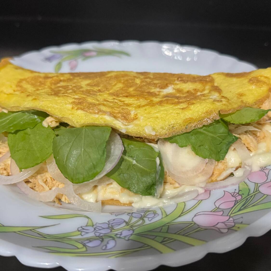 Frango desfiado, rúcula, requeijão cremoso e cebola roxa