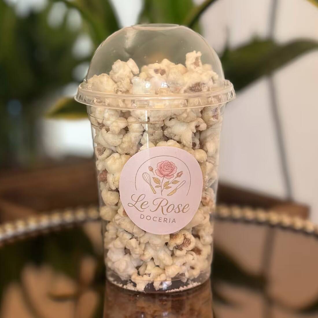 Um Pote de 400ml contendo pipoca caramelizada com leite em pó.