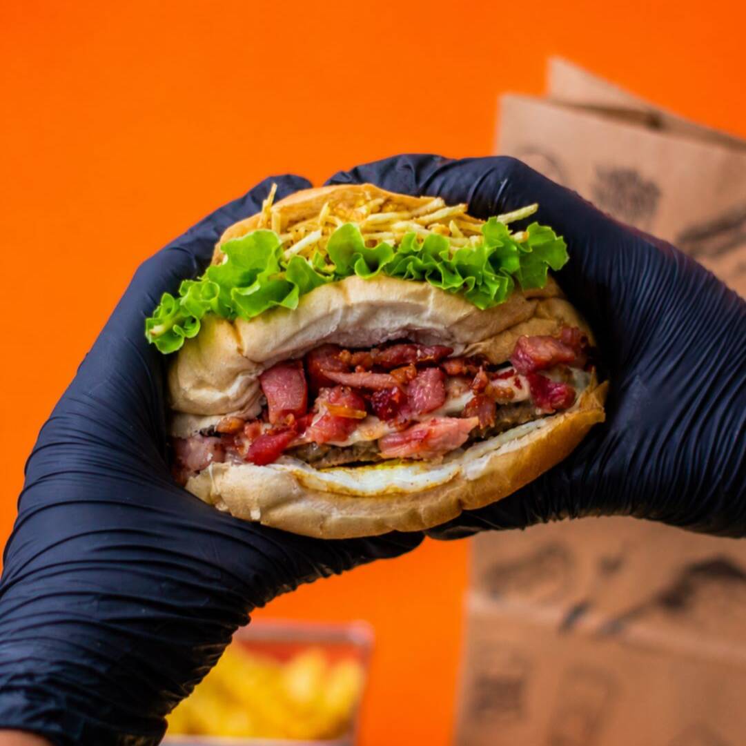 Pão De Hamburguer Fofinho Com Carne De Hamburguer Tradicional De 90g Acompanhado Por Bacon Premium, Ovo Especial, Alface E Tomates Selecionados E batata Palha Crocante + Nosso Molho Da Casa Enviado Separadamente