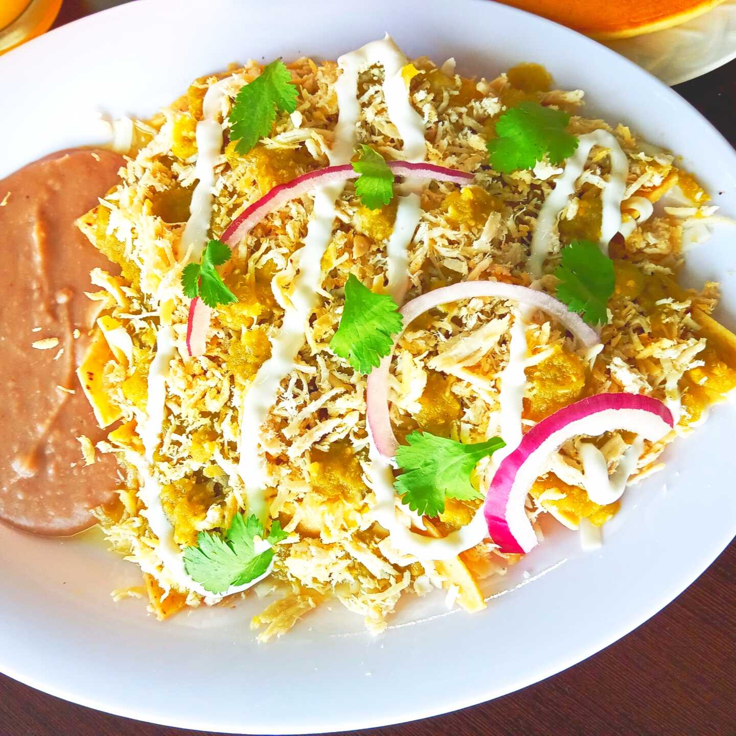 Chilaquiles con Pechuga de Pollo y huevito
