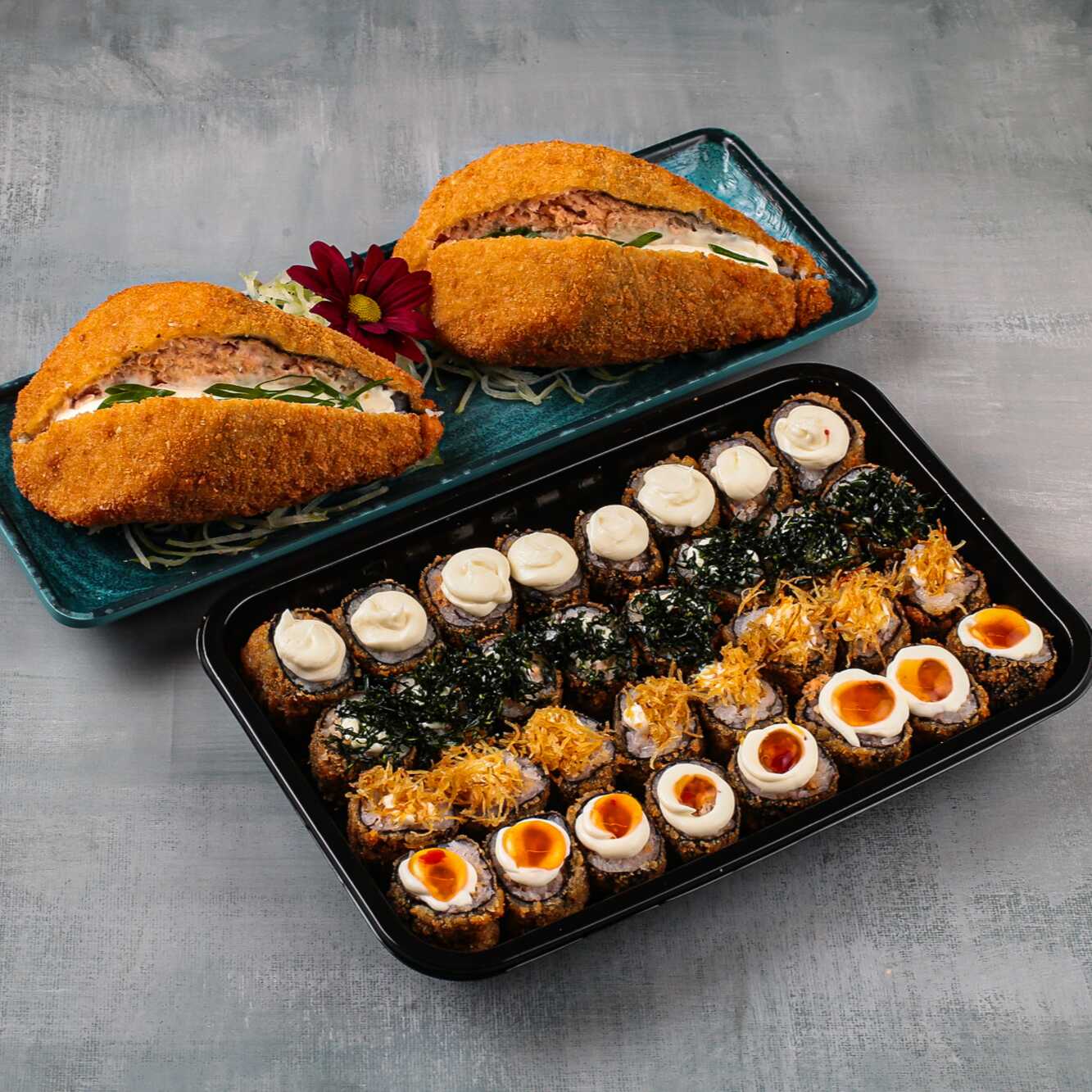 40 Hot rolls deliciosos com recheio de cream chesse e salmão + 2 temakis empanados com recheio de cream chesse e salmão também! Maravilhoso!
