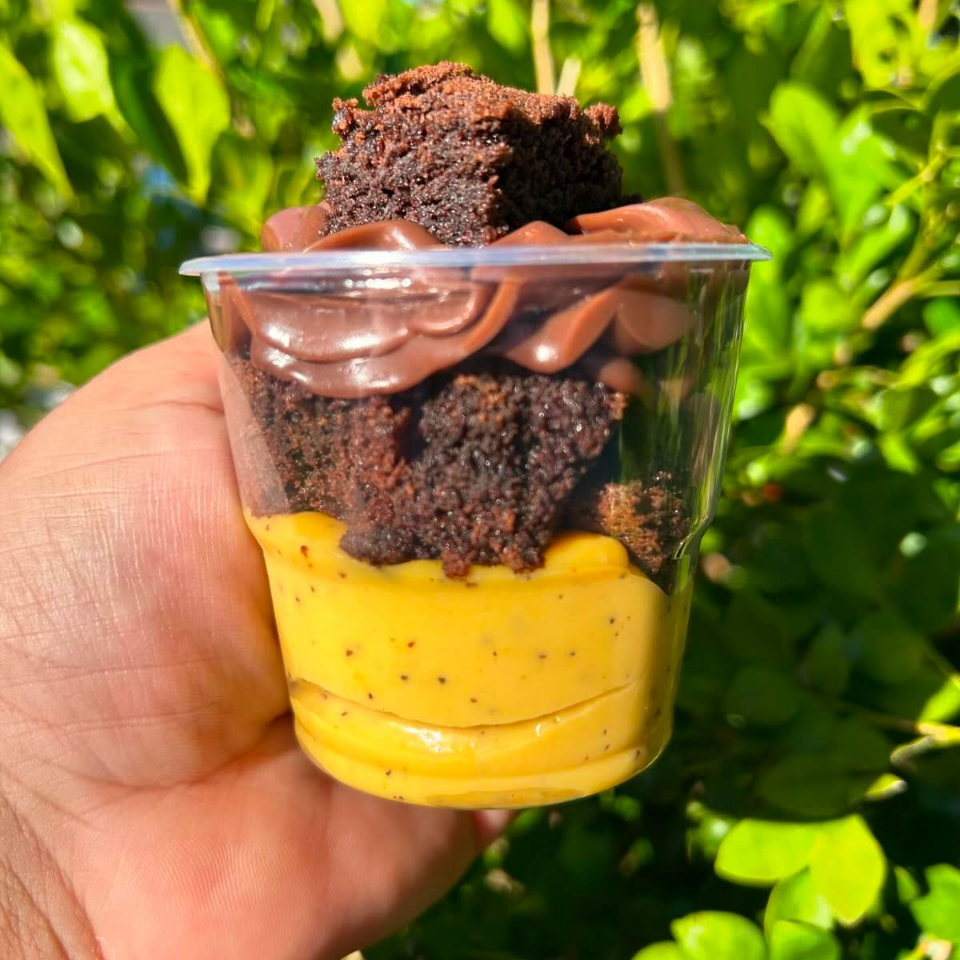 creme de maracuja, brownies picados e uma pitanga de chocolate