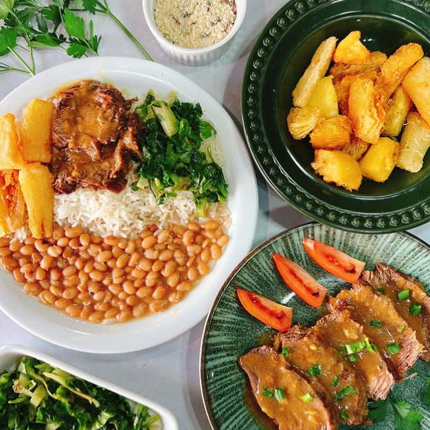 Imagem ilustrativa; Carne assada macia e suculenta, preparada no ponto certo, acompanhada de arroz soltinho, feijão bem temperado, quibebe de abóbora cremoso, batata frita crocante e salada fresca. Um prato cheio de sabor!