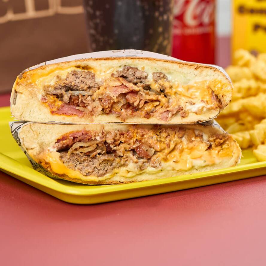 Maionese Barufs, cheddar, requeijão, bacon, smash burguer e mussarela.