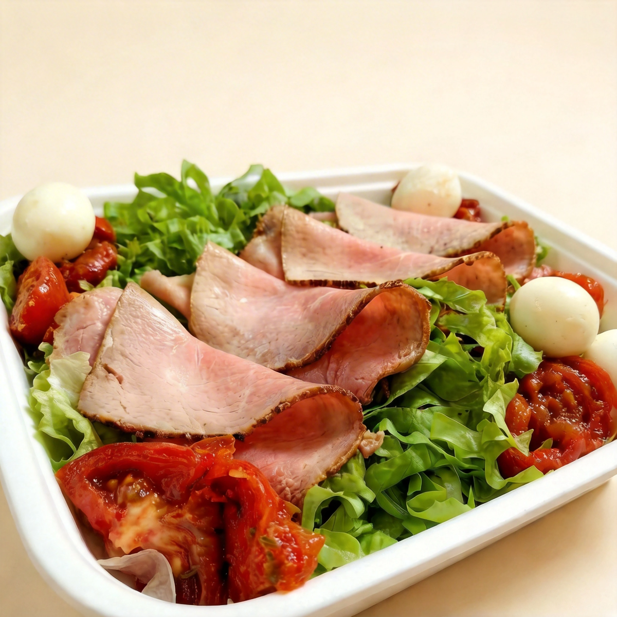 Roast beef caseiro, mussarela de búfala, tomate seco e folhas verdes, finalizados com nosso molho de limão especial da casa. Sabor intenso, fresco e sofisticado em cada garfada.