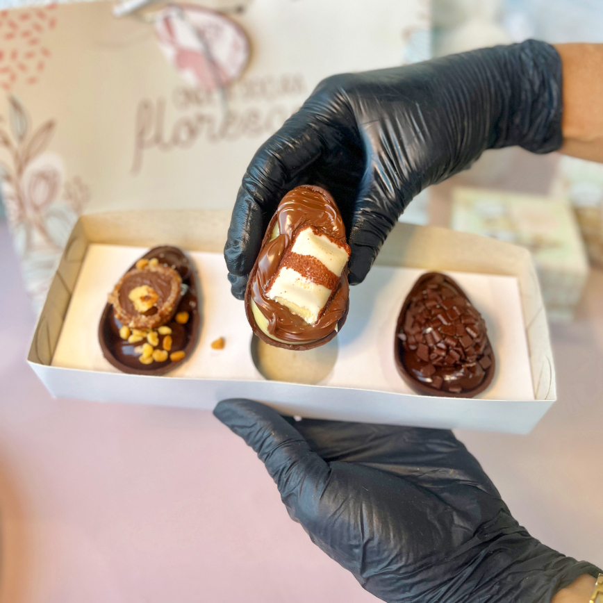 Caixa com 3 Mini Ovos recheados. Sabores a escolha entre os disponíveis no cardápio. Pesa aproximadamente 150g. Serve 1 pessoa