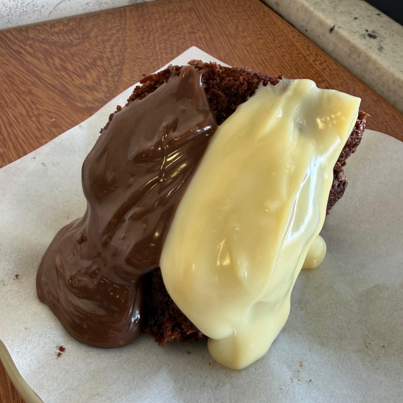 caseirinho de chocolate com calda de brigadeiro branco e tradicional.