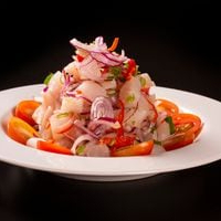 Salada peruana picante salmão agulhão atum ao molho do chef a base de laranja limão pimenta e azeite