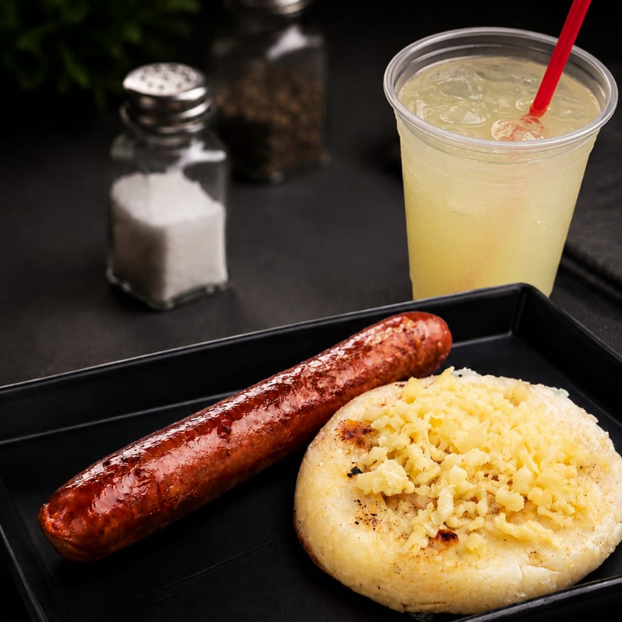 Combo Chorizo con Arepa y Limonada