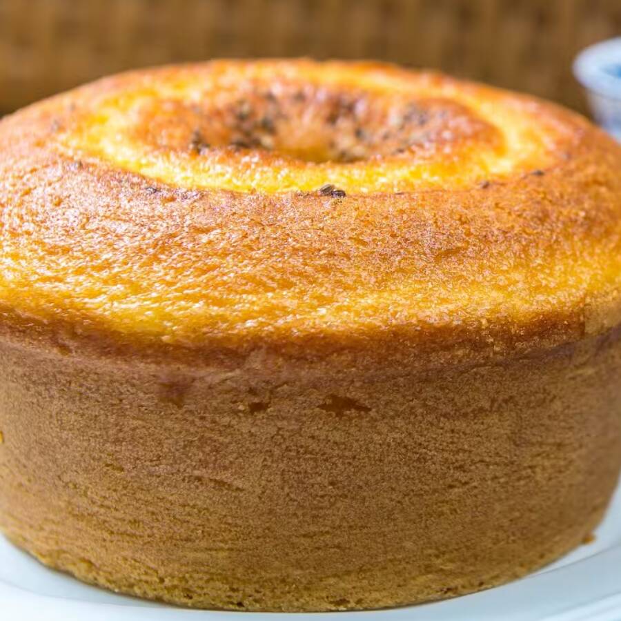 Tradicional Bolo De Fubá Com Erva-Doce, Massa Fofinha e Sabor Caseiro Que Lembra Café Fresco. Bolo De 20 Cm, Perfeito Pro Café Da Manhã Ou Da Tarde.