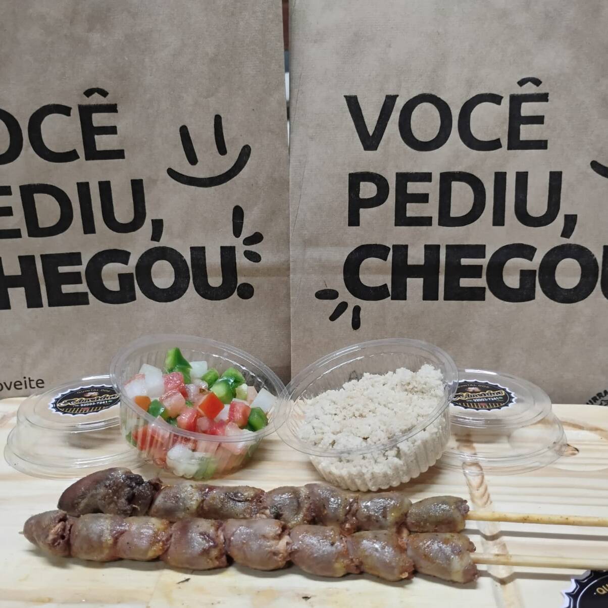 Espeto de Corações de frango suculentos, grelhados na brasa até o ponto perfeito.
