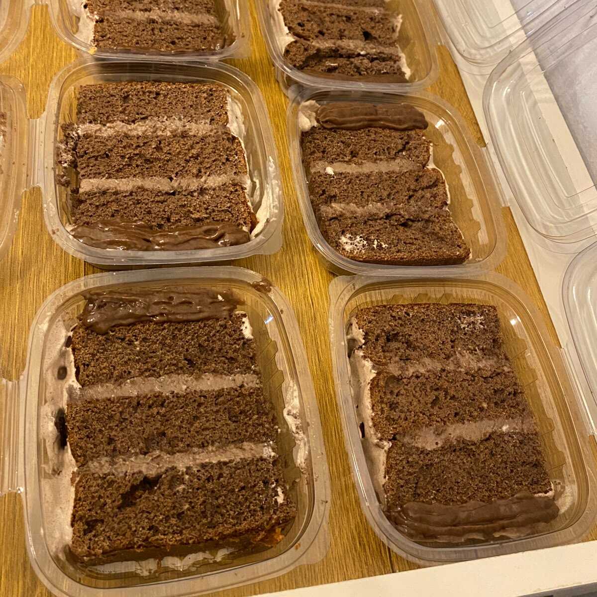 Massa de chocolate fofinha, recheada com um delicioso recheio de chocolate e finalizada com chantilly. Uma combinação cremosa e irresistível para os apaixonados por chocolate! 😋🍫🤎
140g