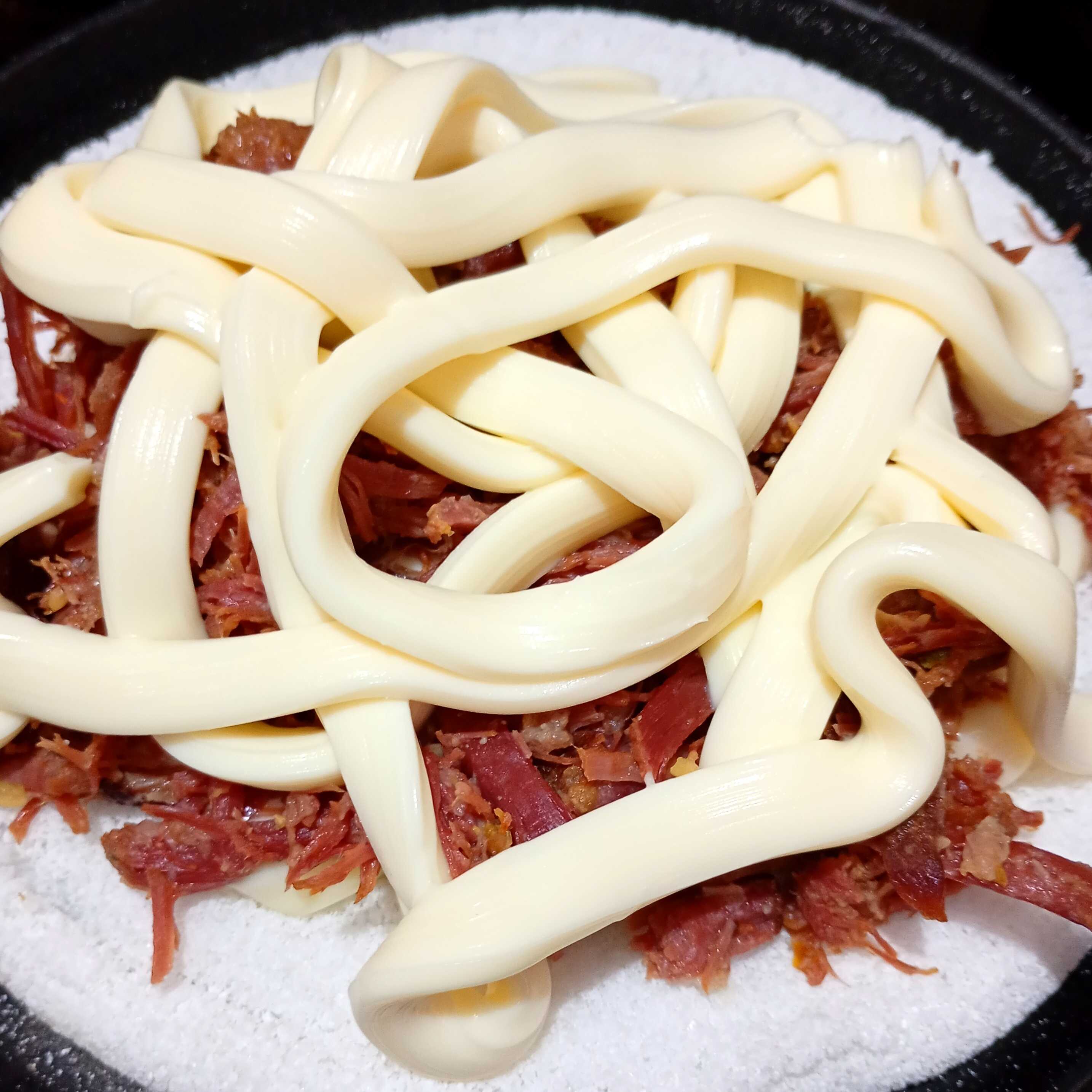 Massa de tapioca com carne seca e catupiry