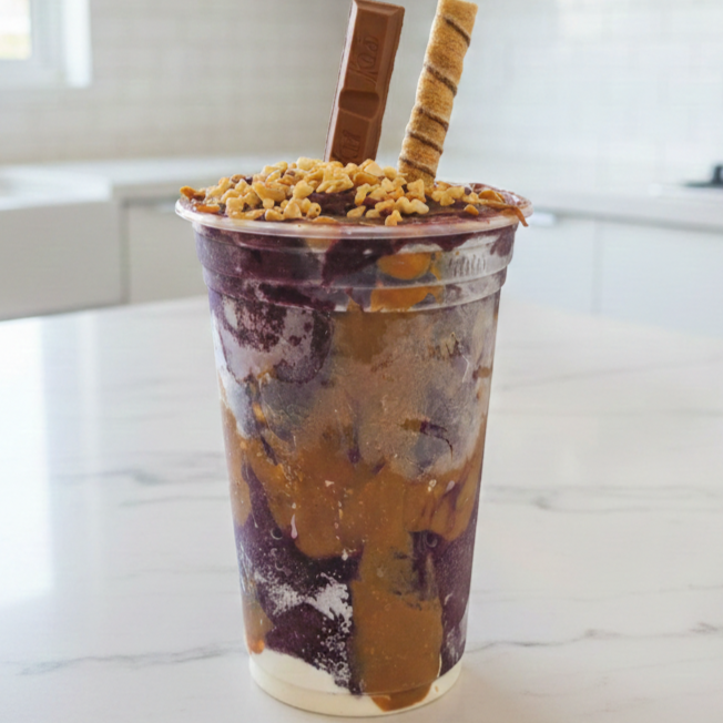 Açaí de 500ml. Acompanha: doce de leite, leite em pó, amendoim, Kit Kat e canudinho de biscoito