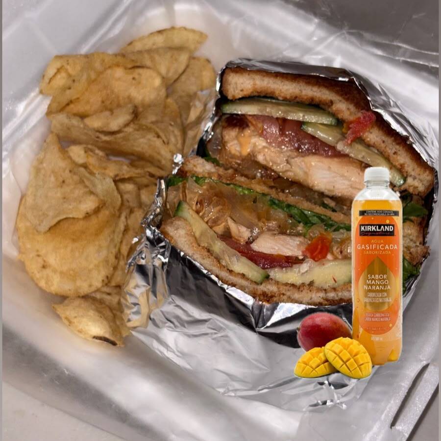COMBO SANDWICH PECHUGA DE POLLO + AGUA GASIFICADA