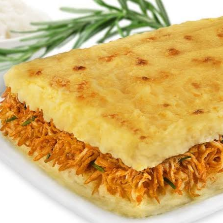 Escondidinho de Macaxeira recheado com Frango Desfiado e temperada ao ponto e gratinada com queijo mussarela. Acompanha Arroz Branco