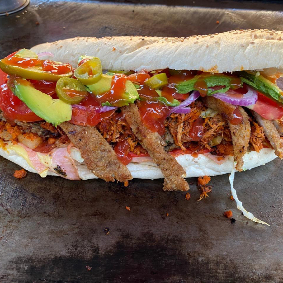 BAGUETTE DE CARNE DESHEBRADA ADOBADA