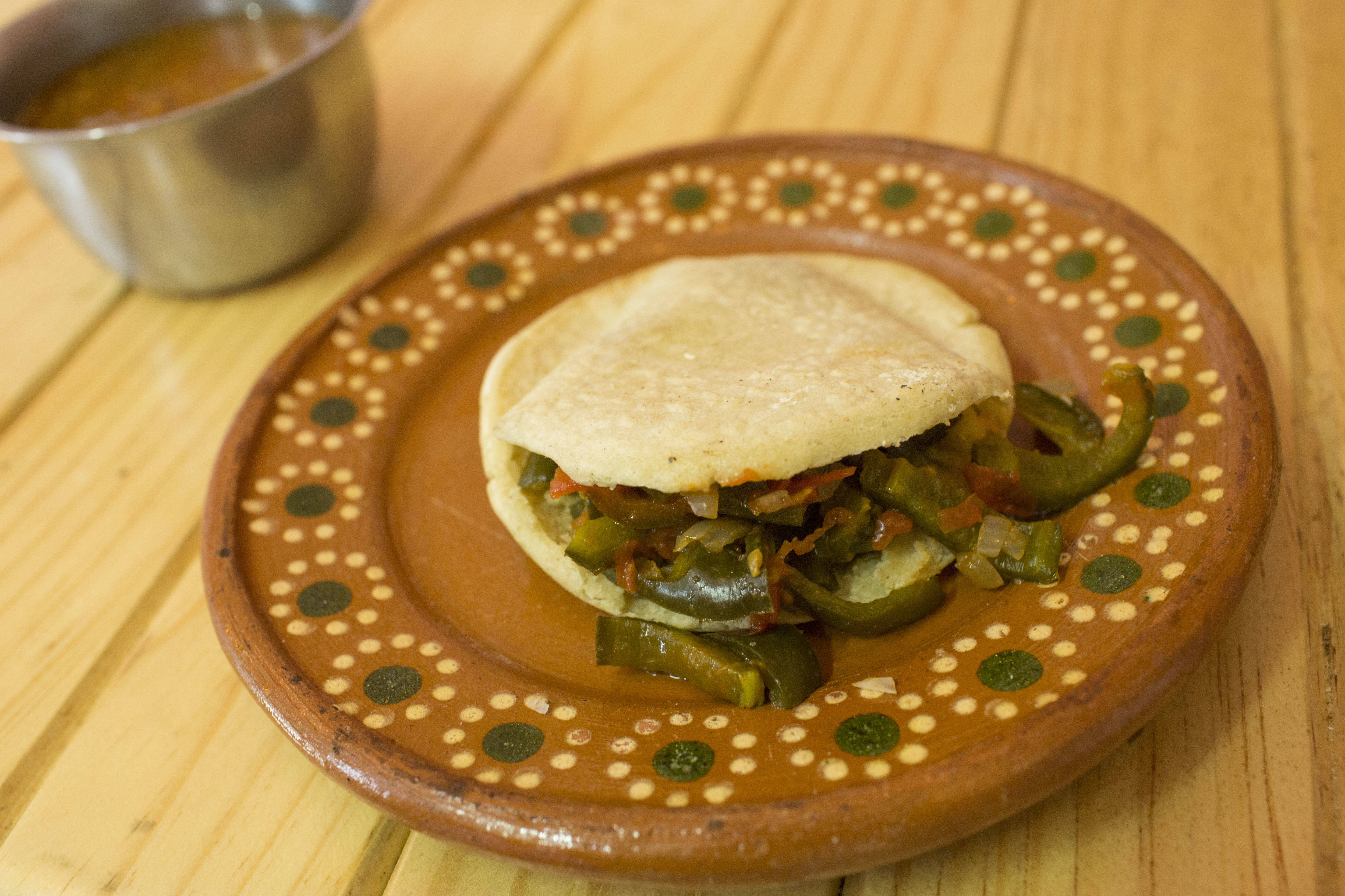 Gordita de Rajas con Queso
