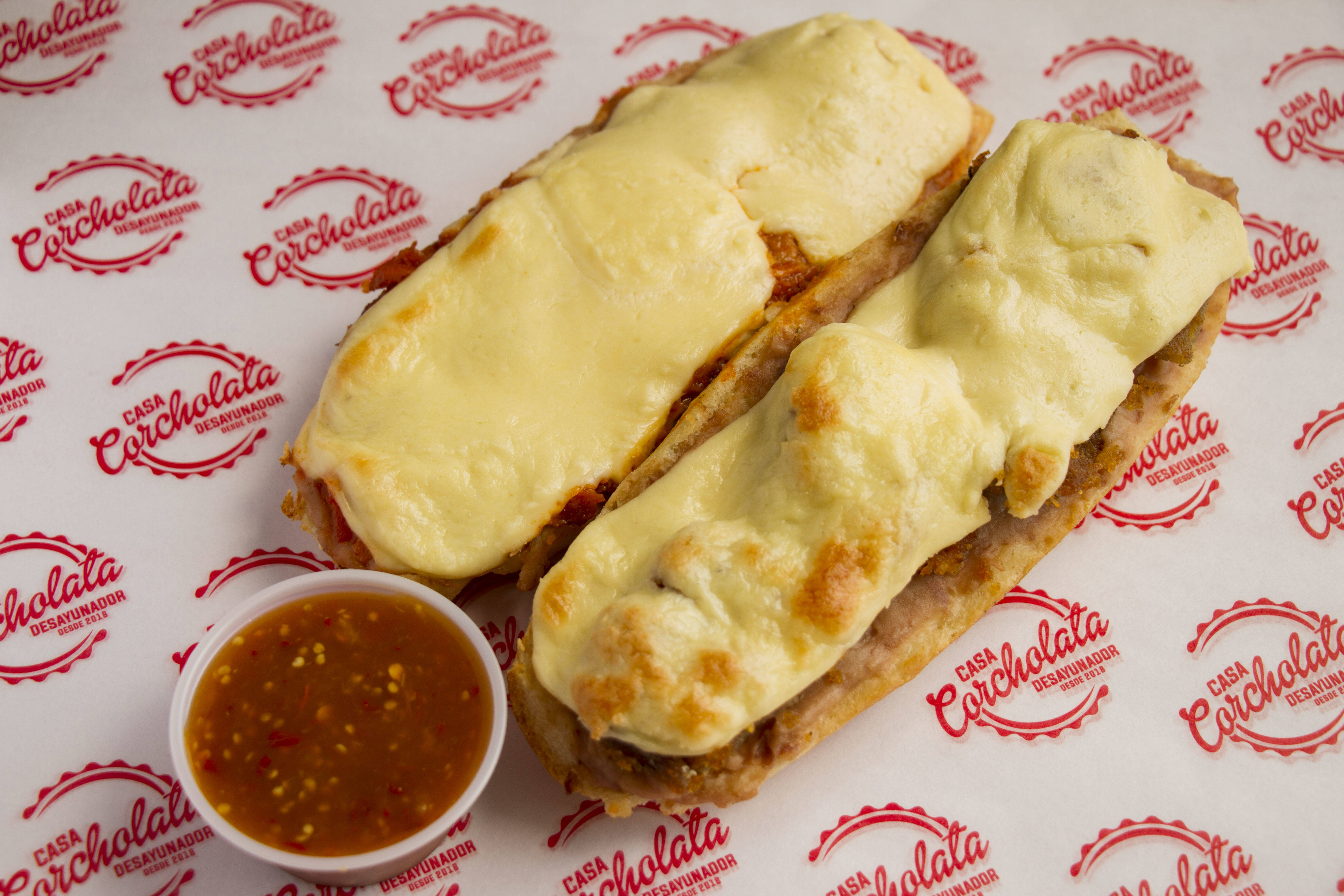 MOLLETES CON GUISO.