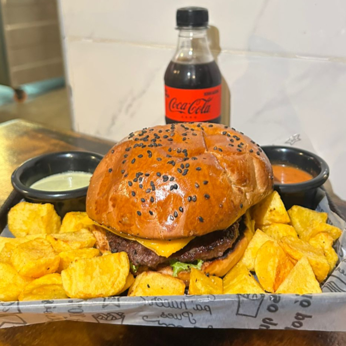 Hamburguesa Casera + Coca Mini Zero