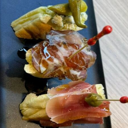 Pão com Azeite, Jamón, Goudan e Azeitona