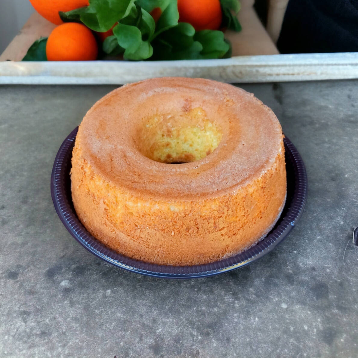 Saboreie o autêntico Bolo de Laranja, preparado com ingredientes selecionados e suco natural para garantir um sabor cítrico único. Fofinho, leve e cheio de frescor, ele é a escolha perfeita para quem ama um toque especial no café da tarde ou no lanche. Simples, caseiro e delicioso! Peso Aprox. 800grs
