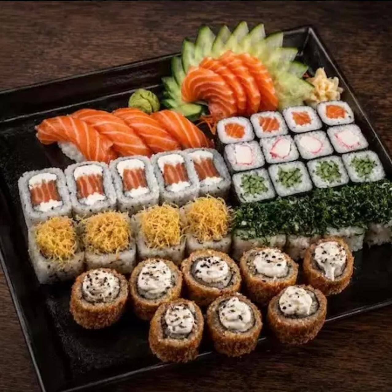 4 sashimi de salmão
4 hiossomaki
4 kapamaki
4 kanimaki
4 niguiri salmão
4 uramaki de salmão
4 uramaki skin couve
4 uramaki fila com batata
8 hot holl creme