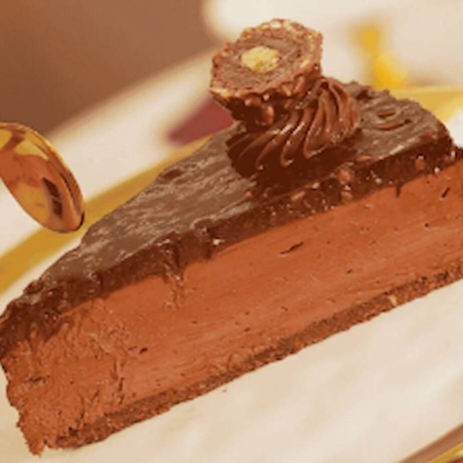 Base de chocolate recheada com Mousse de Creme de Avelã e coberta com ganache de Chocolate