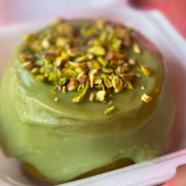 Massa fofinha e úmida sabor baunilha, geleia de morango artesanal no meio, cobertura cremosa de brigadeiro de pistache e Xerém de pistache para decorar.