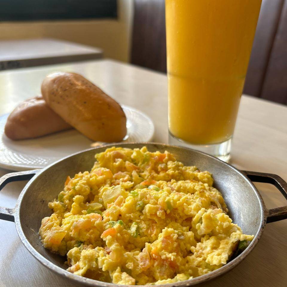 Combo Huevos, Pan o Arepa y Bebida