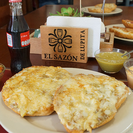 Molletes con Guiso
