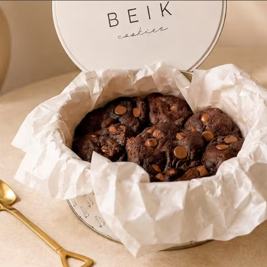 Para os amantes de chocolate: massa intensa de cacau com gotas de chocolate ao leite e meio amargo, assados dentro de uma linda lata. Para comer quentinho, de colher. Aprox. 600g.