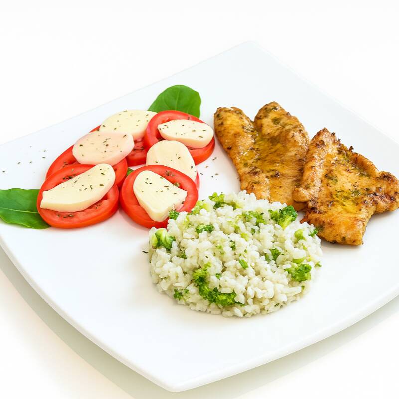 Filé de frango grelhado ao molho de ervas, arroz de brócolis e salada caprese.