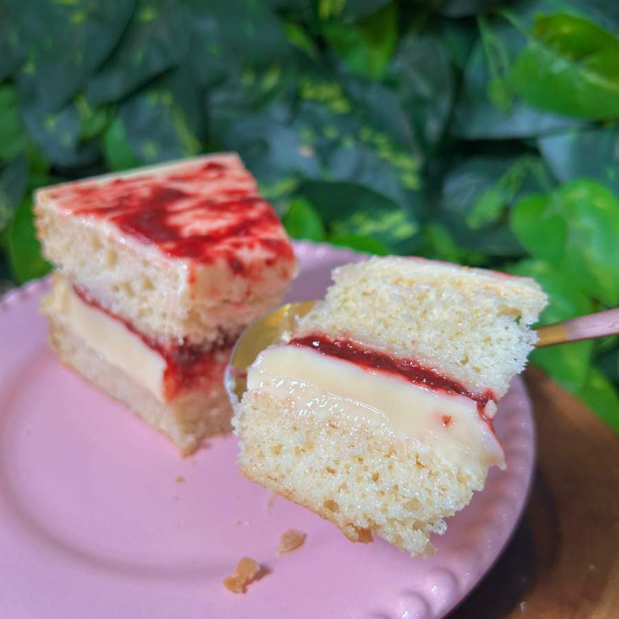 Bolo de baunilha, recheado e coberto com cremoça e geléia caseira de morango.