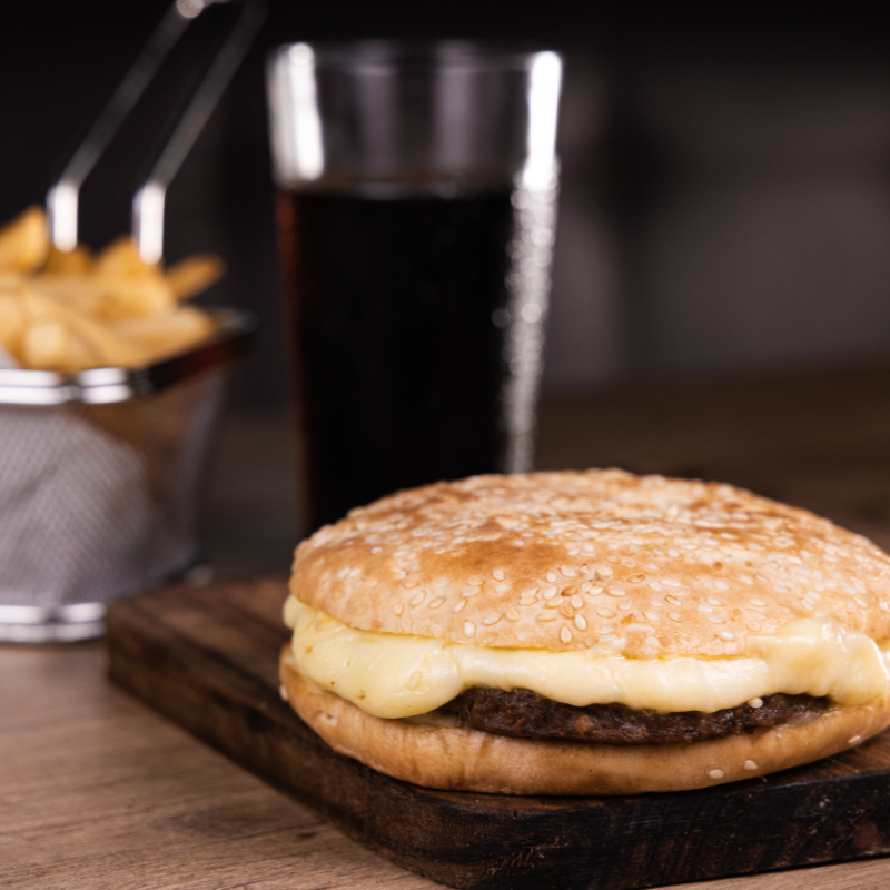 1 X-burguer(pão, queijo, hamburguer e maionese) fritas 120g, bebida lata