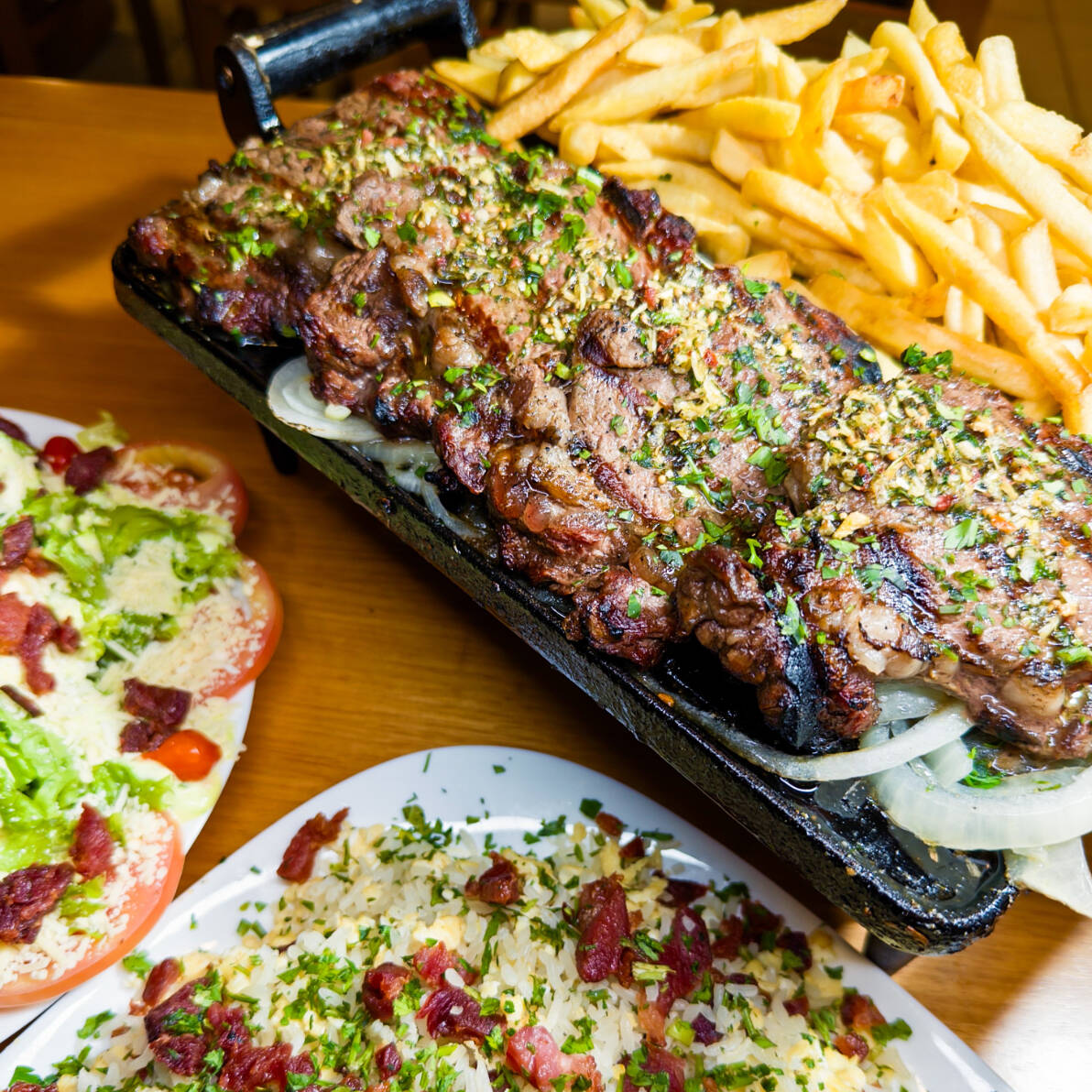 Corte nobre do Ancho Grill argentino servido com Aligot do Cheff. Servido com batatas fritas, farofas artesanal, arroz biri biro, salada do Cheff e molho Grill