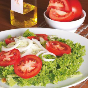 Salada fresca e leve, com alface crocante, tomate suculento e cebola fatiada, perfeita como acompanhamento saudável e saboroso.