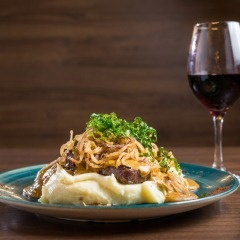 Filé mignon macio e suculento, servido com molho poivre à base de pimenta-do-reino, aligot cremoso de batata e cebola crispy. Um prato sofisticado, com sabores marcantes e a identidade especial da cozinha do Becco.