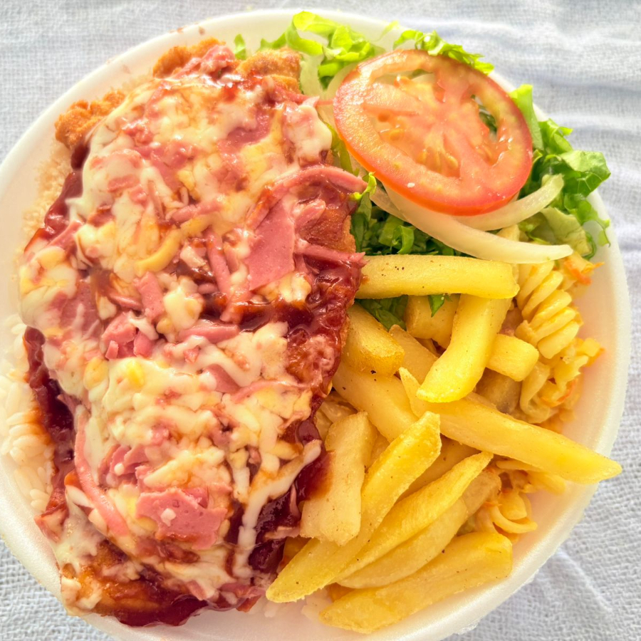 Quentinha completa e saborosa: arroz soltinho, feijão temperado, macarrão ao alho e óleo, farofa crocante, batata frita sequinha, salada fresquinha e maionese caseira. As opções de salada (maionese, salada de macarrão ou legumes) variam conforme a disponibilidade do Dia. Caso deseje retirar algum item, informe nas observações do pedido!